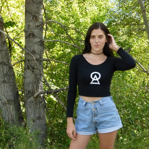 💎 Thorn Clothing Organic Crop Top - Graphic Design - Long Sleeve Crop Top - NWT - Picture 1 of 4